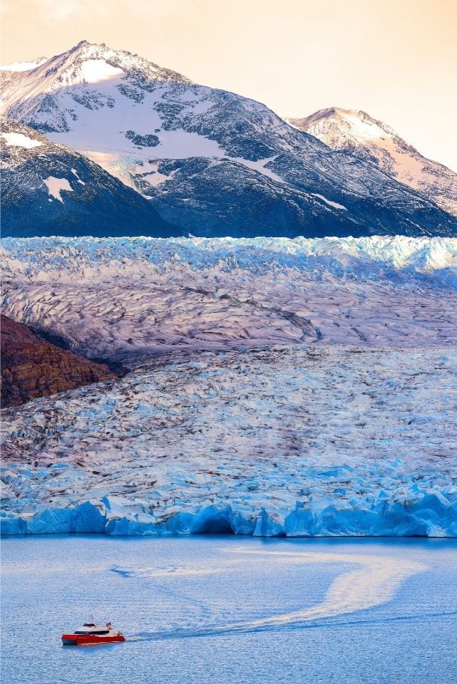 Activities in Torres del Paine for every taste navigacion Rattham navigacion lago Grey - activities in Torres del Paine