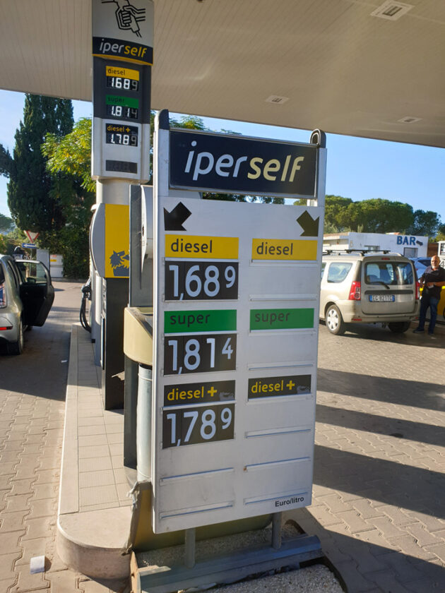 Conducir en Italia: reglas, consejos y trucos fuel types Una gasolinera en Italia