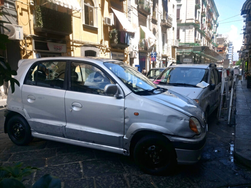 Conducir en Italia: reglas, consejos y trucos parking in italy Conducir en Italia puede ser más difícil cuanto más al sur vayas, como se ve en este auto estacionado en Nápoles
