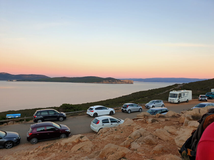 Conducir en Italia: reglas, consejos y trucos sardinia Auto estacionado al borde de la carretera al conducir en Italia, en Cerdeña