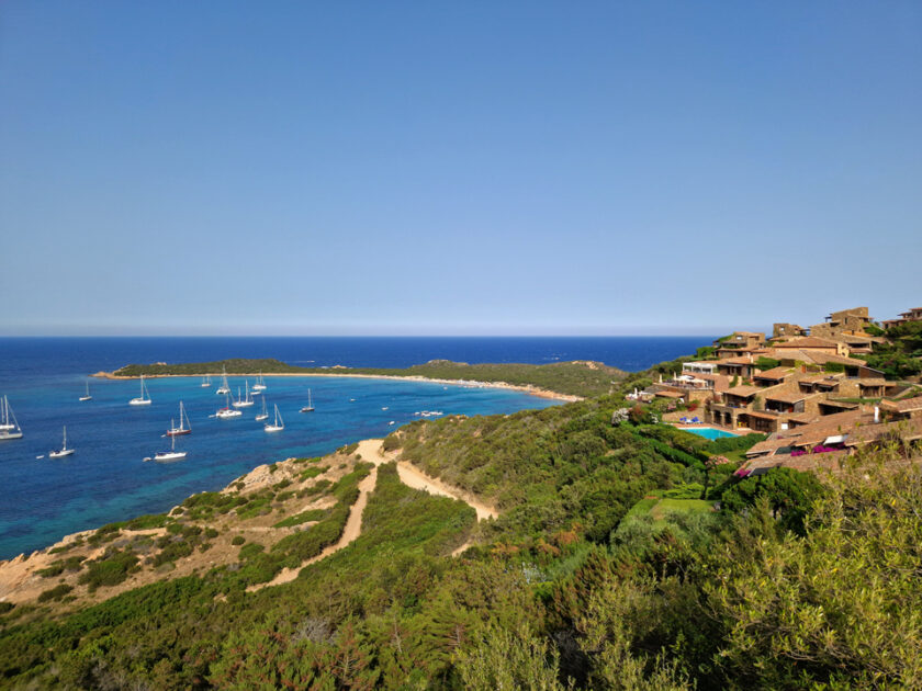 Conducir en Italia: reglas, consejos y trucos sardinia road Un camino hacia una playa en Cerdeña