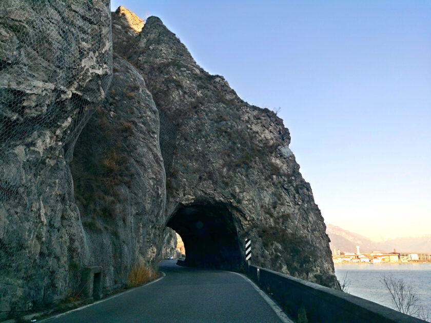 Ausflüge von Venedig – Die schönsten Tagestrips & Orte in der Umgebung tunnel lake iseo Tunnel an der Uferstraße am Iseosee