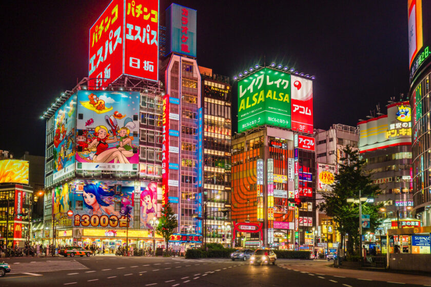 Los mejores bares de Shinjuku: Golden Gai, izakayas y coctelerías alexander schimmeck OKdKNyD1RLI unsplash Los bares de Shinjuku están llenos de luces brillantes
