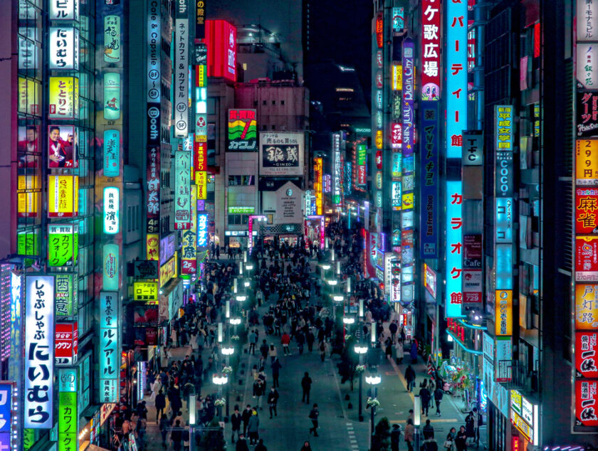 Los mejores bares de Shinjuku: Golden Gai, izakayas y coctelerías breakify ufz5qGckrLM unsplash 1 Shinjuku, Tokio, de noche. Foto de BREAKIFY en Unsplash