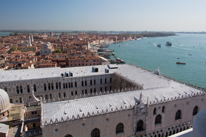 Dónde alojarse en Venecia: los mejores hoteles y las 4 mejores zonas castello from top Vista del barrio de Castello en Venecia desde el campanario de San Marcos
