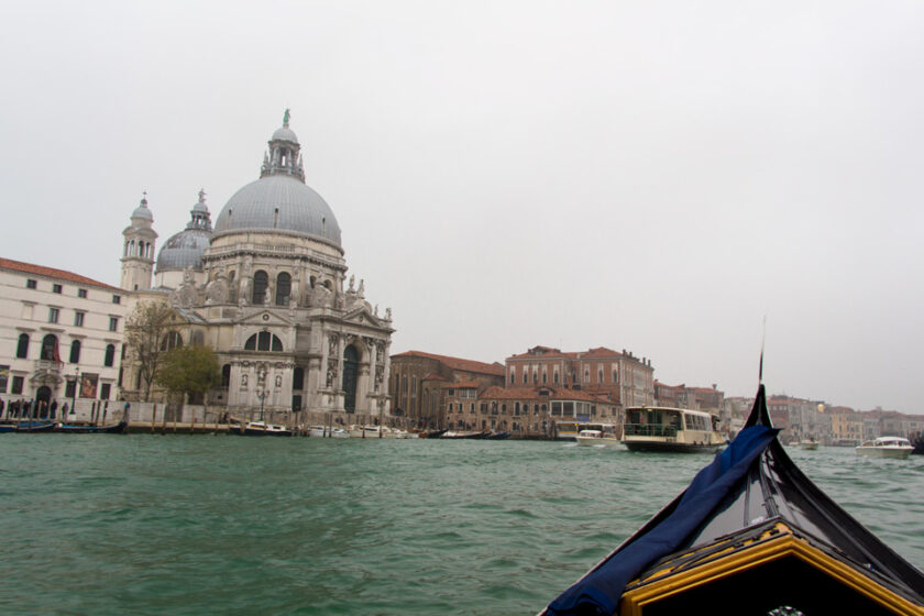 Dónde alojarse en Venecia: los mejores hoteles y las 4 mejores zonas dorsoduro from gondola La iglesia de Santa Maria della Salute vista desde una góndola; Dorsoduro es una de las mejores zonas para alojarse en Venecia para quienes buscan alojamiento más económico