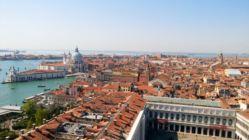 Venecia en abril: ¿vale la pena visitarla? Qué esperar y qué hacer giudecca and dorsoduro Las zonas de la Giudecca y Dorsoduro en Venecia vistas desde el campanario de San Marcos