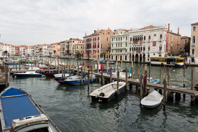 Dónde alojarse en Venecia: los mejores hoteles y las 4 mejores zonas grand canal by rialto market venice Vista del Gran Canal desde el mercado de Rialto en Venecia, Italia