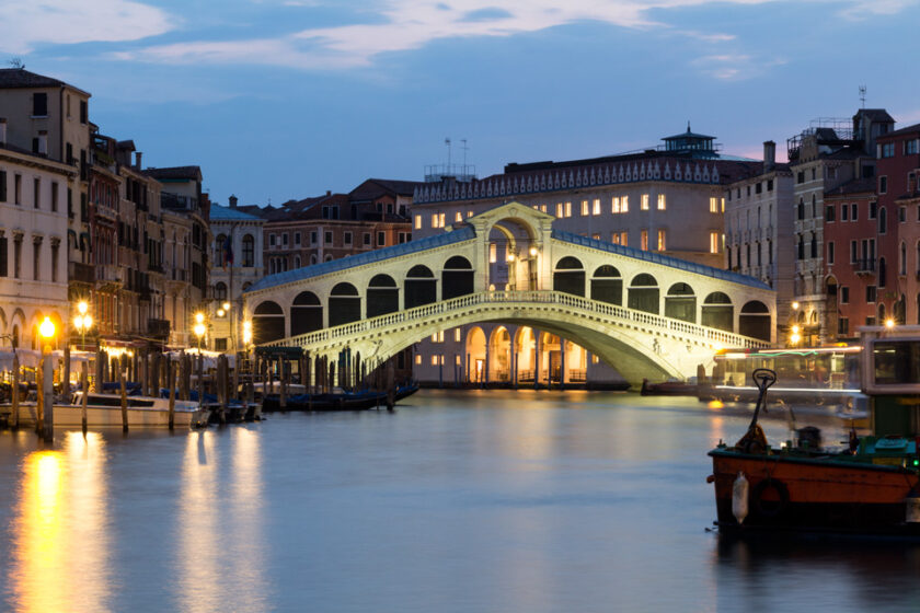 Los mejores lugares para fotografiar Venecia rialto bridge at night El puente de Rialto en Venecia visto de noche