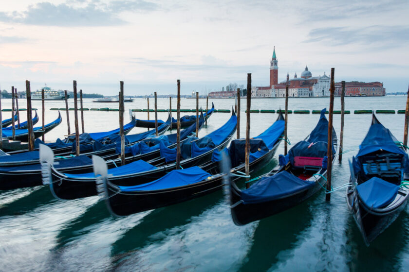 Los mejores lugares para fotografiar Venecia venice campo Vista de la iglesia de San Giorgio Maggiore con góndolas en primer plano, tomada junto a uno de los mejores lugares donde alojarse en Venecia, el St. Regis