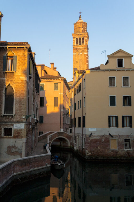 Venecia en abril: ¿vale la pena visitarla? Qué esperar y qué hacer bridge in venice Un puente, canales y un campanario durante el amanecer en Venecia, Italia