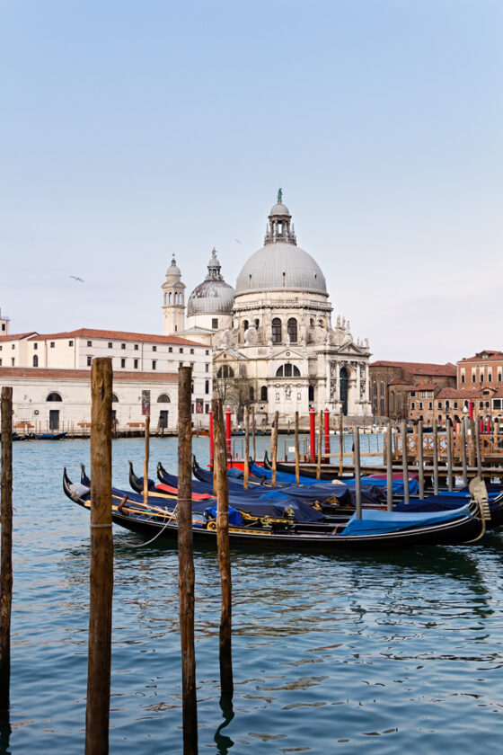 Venecia en abril: ¿vale la pena visitarla? Qué esperar y qué hacer calle del traghetto vecchio st regis La basílica de Santa Maria della Salute vista desde el hotel St. Regis en Venecia, Italia