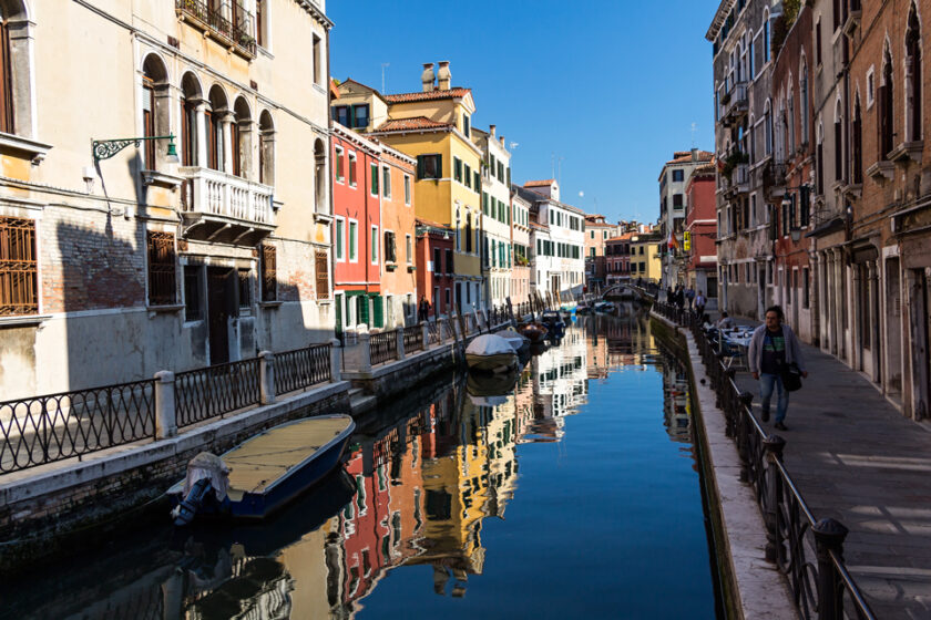 Venecia en abril: ¿vale la pena visitarla? Qué esperar y qué hacer dorsoduro Un canal con barcos y casas de colores en el barrio de Dorsoduro, en Venecia, Italia