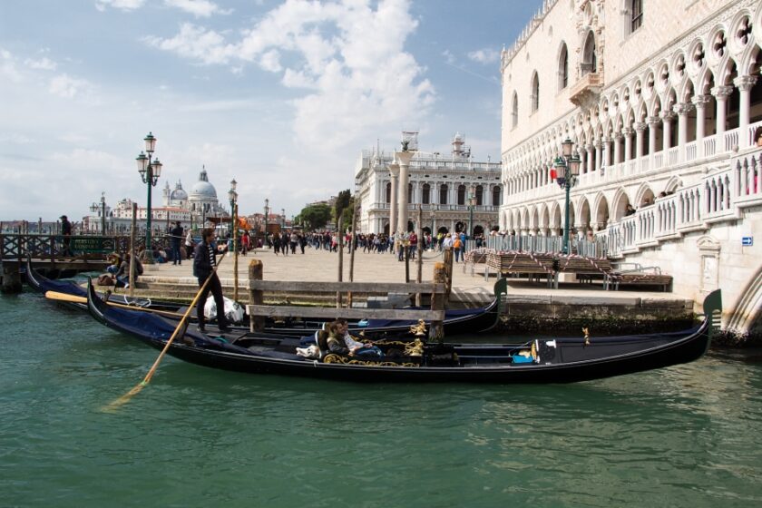 Dónde alojarse en Venecia: los mejores hoteles y las 4 mejores zonas Doges palace from Riva degli Schiavoni Una góndola pasando junto al Palacio Ducal de Venecia, Italia