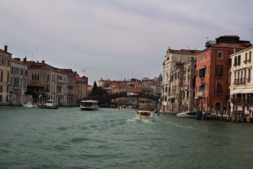 Venecia en abril: ¿vale la pena visitarla? Qué esperar y qué hacer accademia bridge from vaporetto El puente de la Academia en Venecia visto desde un vaporetto