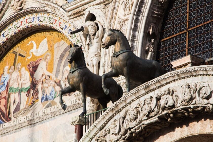 Venecia en abril: ¿vale la pena visitarla? Qué esperar y qué hacer basilica details Detalles de la Basílica de San Marcos en Venecia en abril, Italia