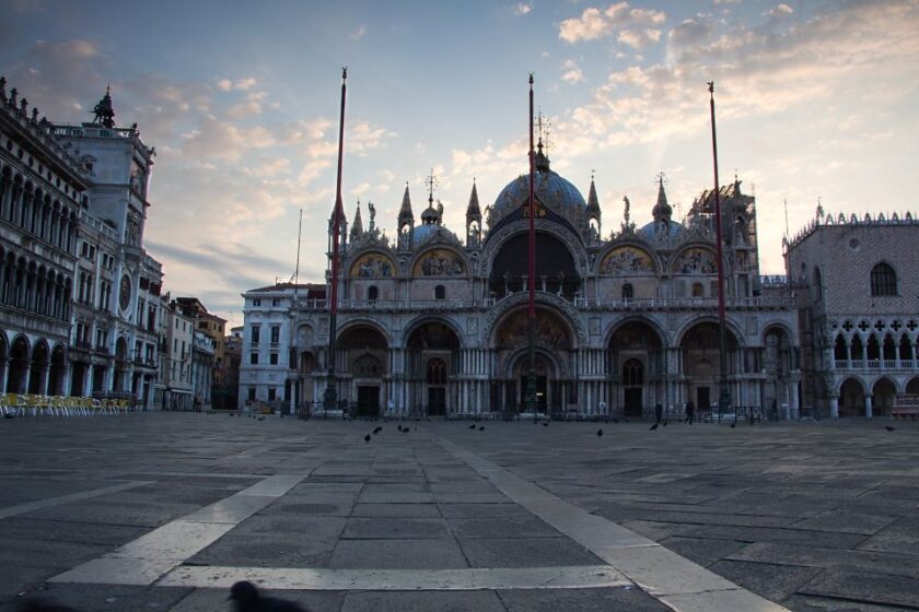 Venecia en abril: ¿vale la pena visitarla? Qué esperar y qué hacer basilica sunrise Amanecer en la plaza de San Marcos de Venecia, Italia