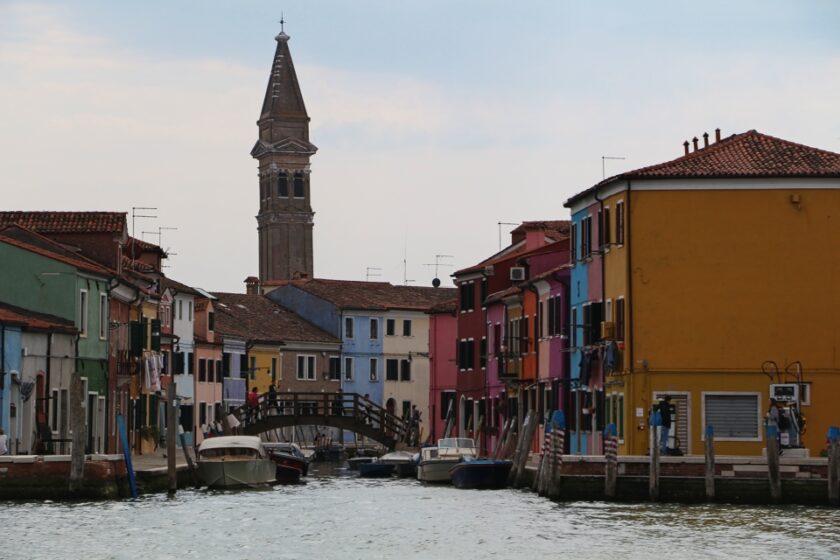 Los mejores lugares para fotografiar Venecia burano from vaporetto Burano, cerca de Venecia, vista desde un vaporetto