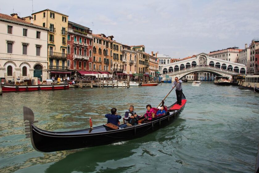 Venecia en abril: ¿vale la pena visitarla? Qué esperar y qué hacer from grand canal day 1 Gran Canal de Venecia con el puente de Rialto y una góndola