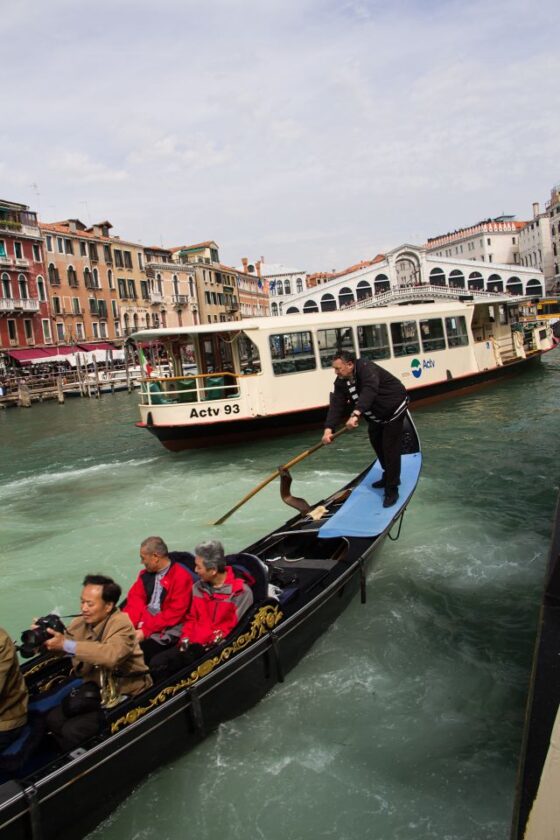 Venecia en abril: ¿vale la pena visitarla? Qué esperar y qué hacer gondola and vaporetto Puente de Rialto, un vaporetto y una góndola en el Gran Canal de Venecia