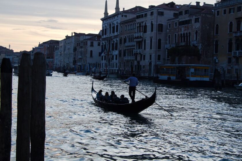 Venecia en abril: ¿vale la pena visitarla? Qué esperar y qué hacer gondola ride sunset Un grupo de personas en una góndola por el Gran Canal de Venecia durante el atardecer