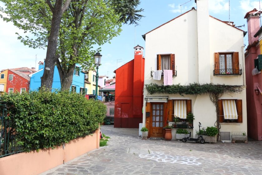 Venecia en abril: ¿vale la pena visitarla? Qué esperar y qué hacer houses in burano Una calle de Burano, cerca de Venecia, en Italia