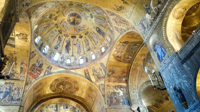 Venecia en abril: ¿vale la pena visitarla? Qué esperar y qué hacer inside basilica Interior de la Basílica de San Marcos en Venecia, Italia