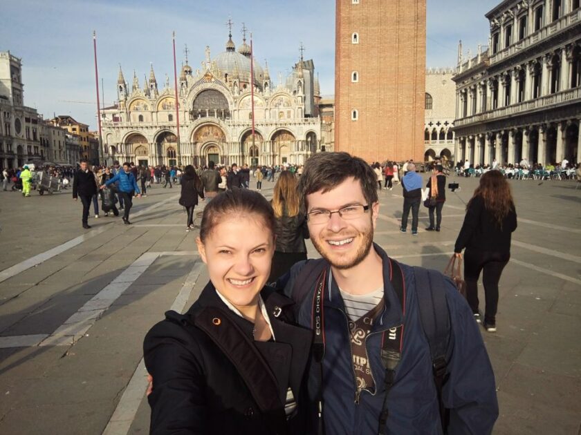 Consejos para viajar a Venecia: lo que debes saber antes de ir san marco selfie Selfi de una pareja en la Plaza de San Marcos de Venecia con la Basílica de San Marcos al fondo