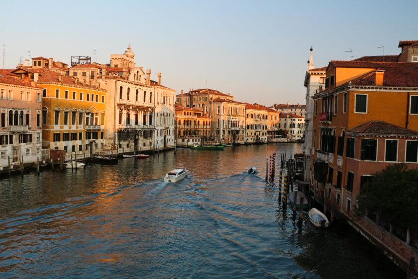 Venecia en abril: ¿vale la pena visitarla? Qué esperar y qué hacer sunrise accademia day 3 Amanecer desde el puente de la Academia en Venecia, Italia