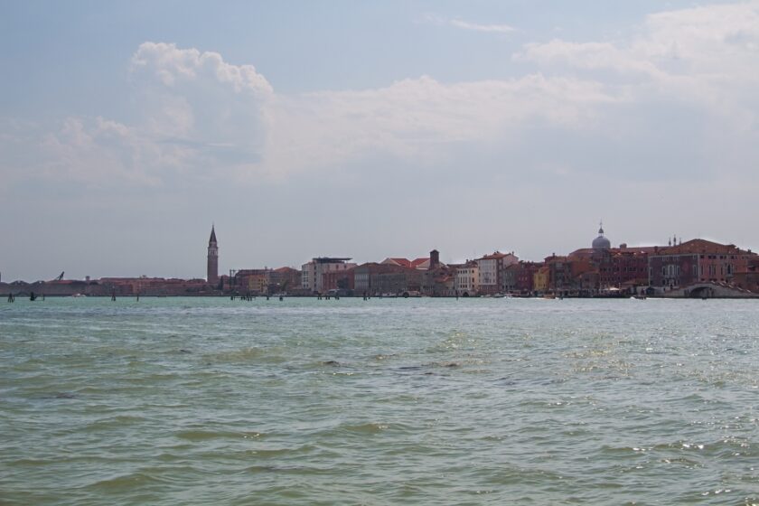 Venecia en abril: ¿vale la pena visitarla? Qué esperar y qué hacer venice from vaporetto Venecia vista desde un vaporetto en el camino a Burano