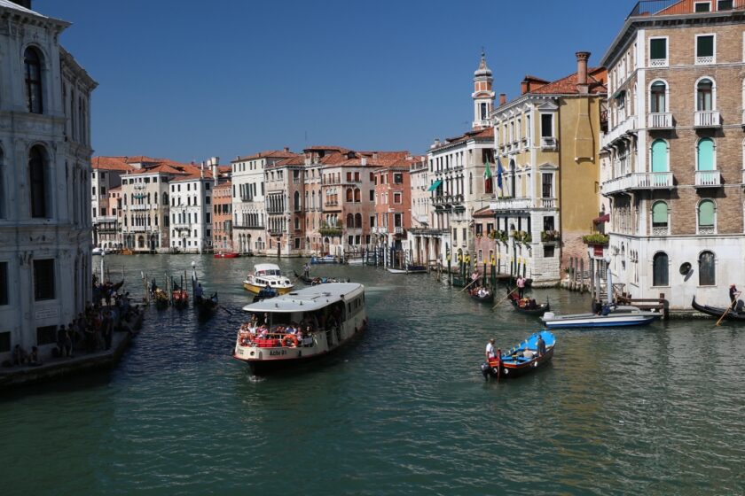 Venecia en abril: ¿vale la pena visitarla? Qué esperar y qué hacer view from rialto Vista desde el puente de Rialto en Venecia, Italia