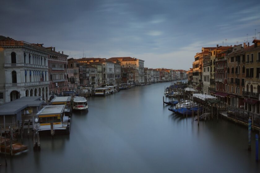 Venecia en abril: ¿vale la pena visitarla? Qué esperar y qué hacer view from rialto after sunrise Vista desde el puente de Rialto después del amanecer en Venecia, Italia