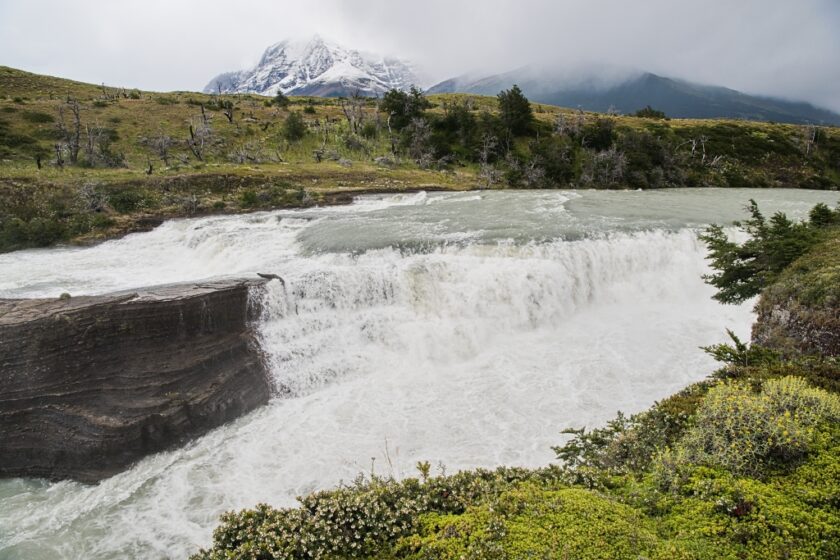 Dónde dormir en Torres del Paine: hoteles, glampings y estancias cascada del rio paine Cascada del río Paine en el Parque Nacional Torres del Paine, Patagonia chilena