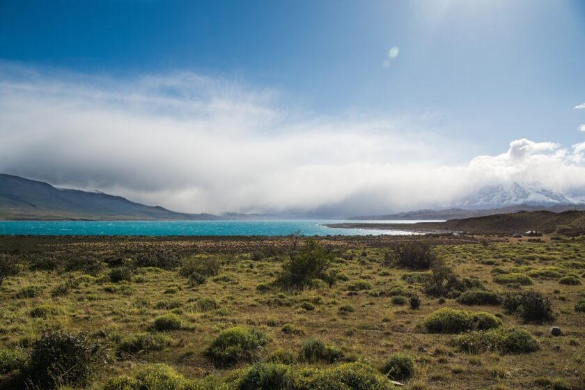 Dónde dormir en Torres del Paine: hoteles, glampings y estancias lago sarmiento Vista del lago Sarmiento en el Parque Nacional Torres del Paine, Patagonia chilena, en un día soleado