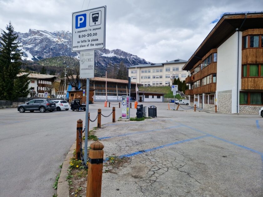 Conducir en Italia: reglas, consejos y trucos parking a pagamento El estacionamiento de pago se marca con líneas azules en Italia