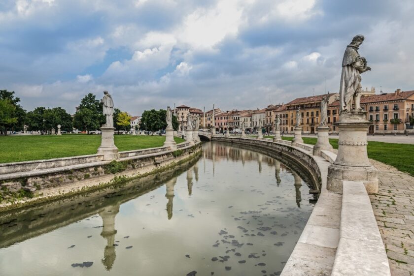 Ausflüge von Venedig – Die schönsten Tagestrips & Orte in der Umgebung Prato della Valle Padua christine italyinfocus 1 Prato della Valle in Padua