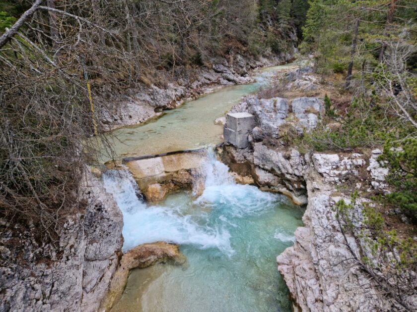 2 días en los Dolomitas en abril: itinerario perfecto y guía del clima boite human waterfall Una cascada en el río Boite rodeada de rocas dolomíticas, en los Dolomitas, Italia