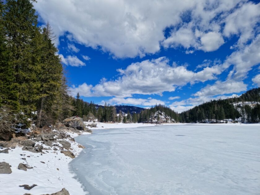 2 días en los Dolomitas en abril: itinerario perfecto y guía del clima braies other end Vista hacia el extremo «delantero» del lago de Braies congelado, en los Dolomitas