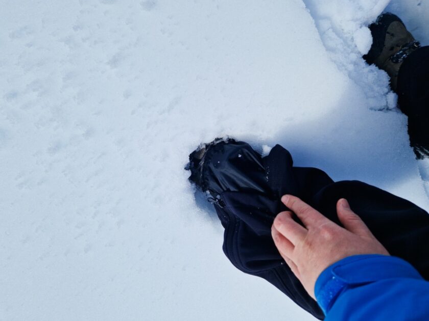2 días en los Dolomitas en abril: itinerario perfecto y guía del clima braies snow depth Un zapato en la nieve en el lago de Braies, Dolomitas, Italia