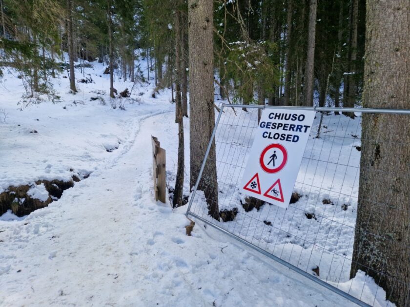 2 días en los Dolomitas en abril: itinerario perfecto y guía del clima braies trail closed Cartel de sendero cerrado por peligro de resbalones en el lago de Braies, Dolomitas, Italia