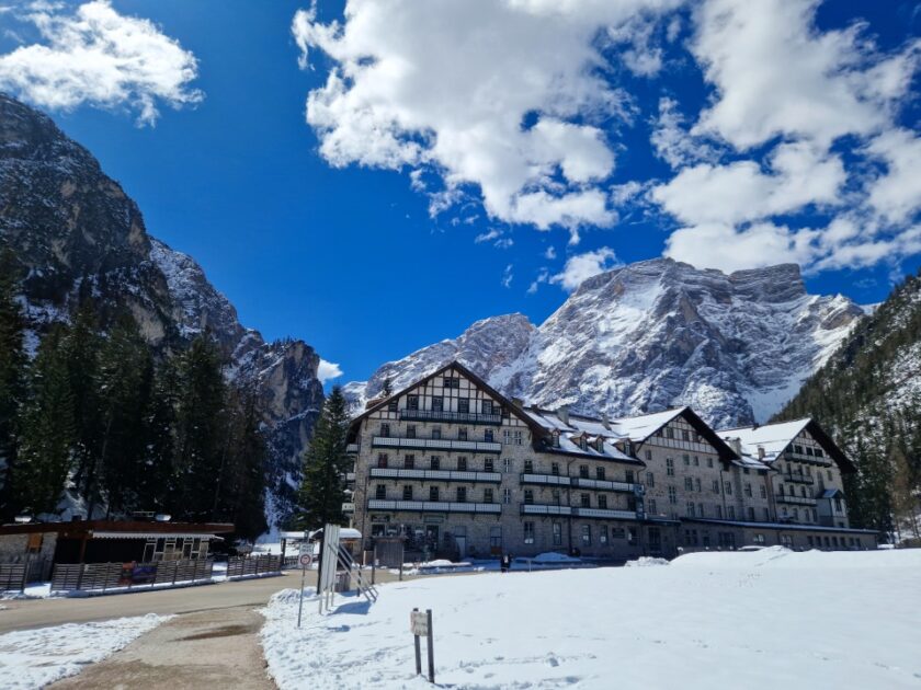 2 días en los Dolomitas en abril: itinerario perfecto y guía del clima by braies Un hotel junto al lago de Braies, en los Dolomitas, Italia