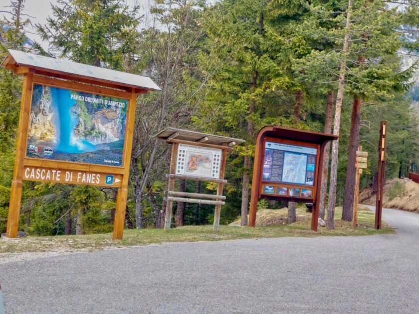 2 días en los Dolomitas en abril: itinerario perfecto y guía del clima cascate di fanes sign Carteles que indican las Cascate di Fanes, en los Dolomitas, Italia