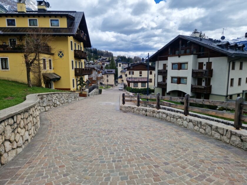 2 días en los Dolomitas en abril: itinerario perfecto y guía del clima cortina Una callecita coqueta con casitas bonitas en Cortina d’Ampezzo, en los Dolomitas, Italia