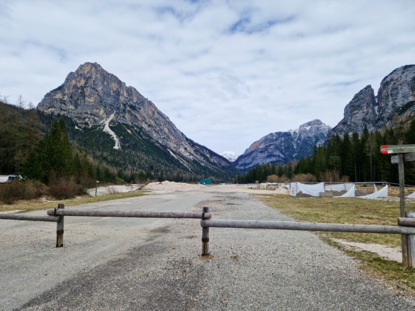 2 días en los Dolomitas en abril: itinerario perfecto y guía del clima cortina airport La pequeña pista de aterrizaje del aeropuerto de Cortina d’Ampezzo, con montañas con y sin nieve al fondo, en los Dolomitas, Italia