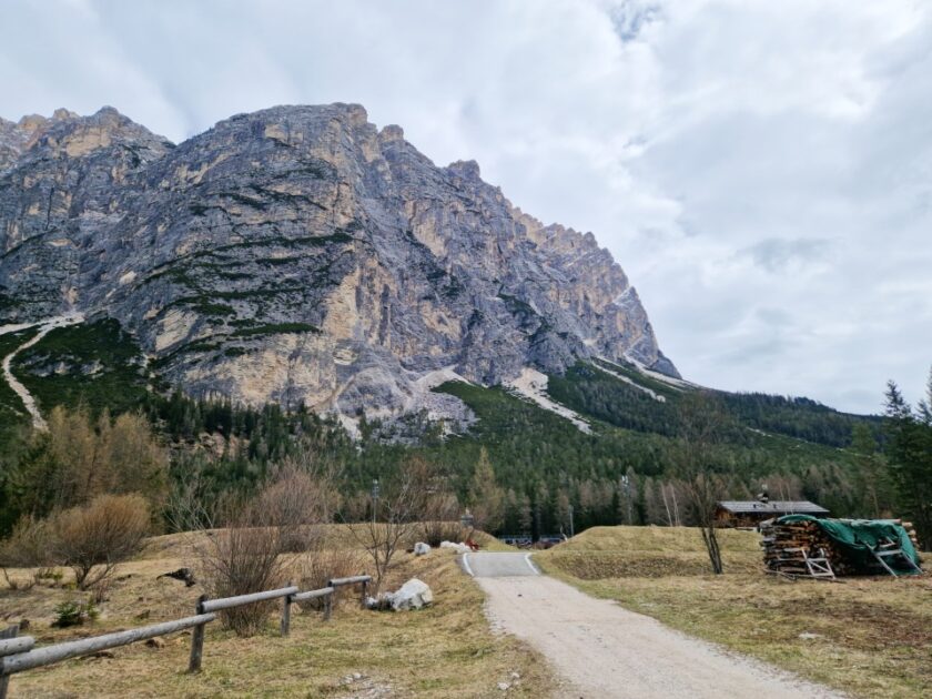 2 días en los Dolomitas en abril: itinerario perfecto y guía del clima cortina airport view Una enorme montaña justo al lado del aeropuerto de Cortina d’Ampezzo, en los Dolomitas, Italia
