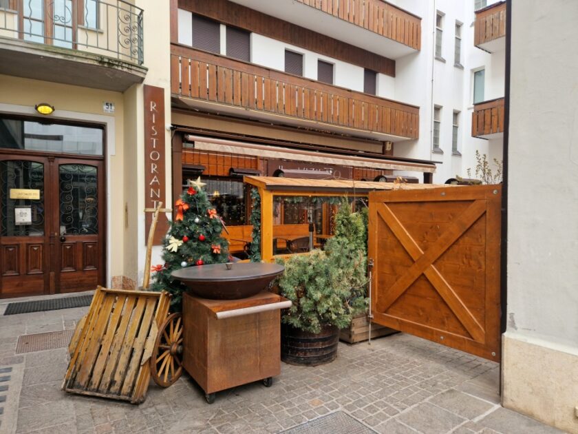 2 días en los Dolomitas en abril: itinerario perfecto y guía del clima cortina christmas in april Un restaurante con la decoración navideña todavía puesta en abril, en los Dolomitas, Italia