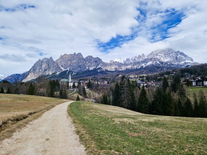 Ausflüge von Venedig – Die schönsten Tagestrips & Orte in der Umgebung cortina from top Blick über Cortina d'Ampezzo in den Dolomiten