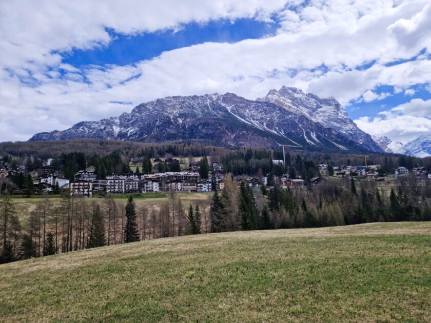 2 días en los Dolomitas en abril: itinerario perfecto y guía del clima cortina from top2 Otra vista de Cortina d’Ampezzo y las montañas nevadas detrás, en los Dolomitas, Italia