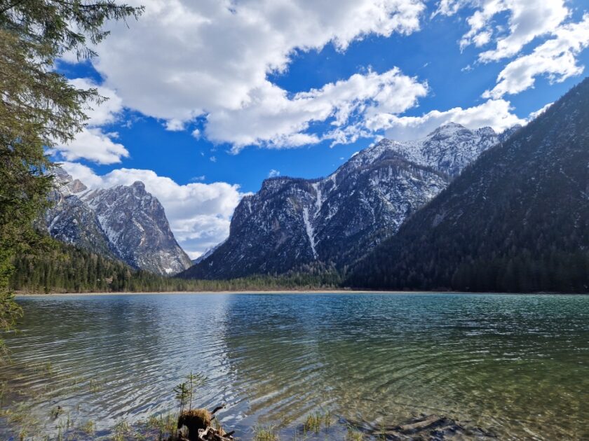 2 días en los Dolomitas en abril: itinerario perfecto y guía del clima lago di dobbiacco Vista lateral del lago di Dobbiaco con montañas detrás, Dolomitas, Italia
