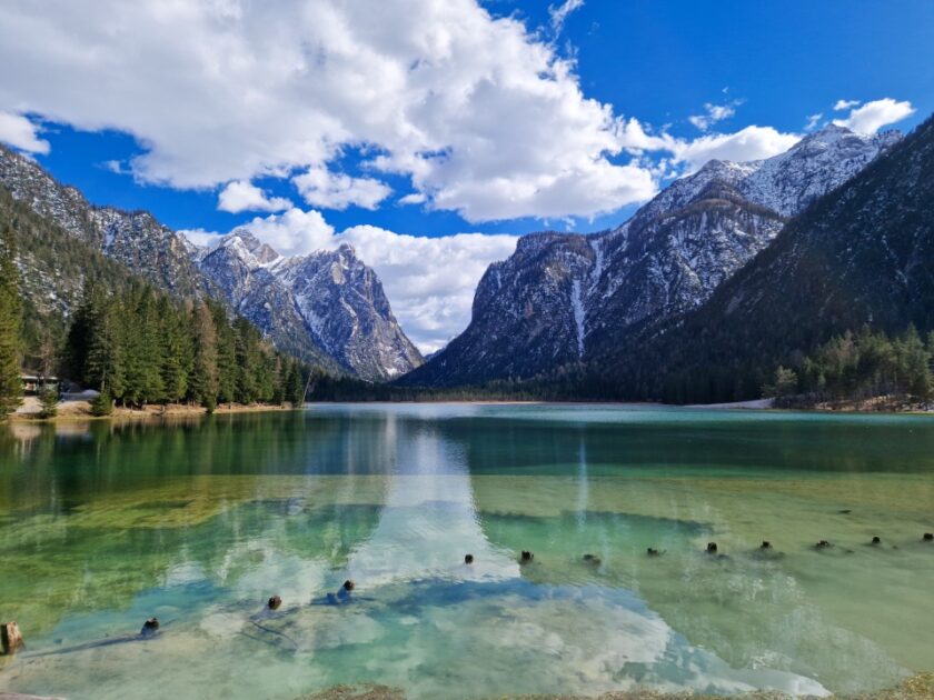 2 días en los Dolomitas en abril: itinerario perfecto y guía del clima lago di dobbiacco main view Lago di Dobbiaco con aguas verde turquesa y montañas detrás, en los Dolomitas, Italia